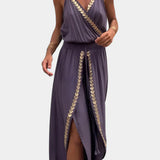 Lorena | Rochie Mono cu Detalii Aurii și Fendă pe Picior