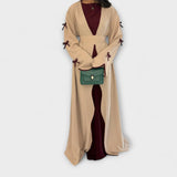 Cardigan stilat și combinație de rochie cu decoratiuni în dungi