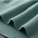 Pulover din lână cu decolteu în V