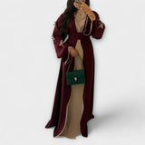 Cardigan stilat și combinație de rochie cu decoratiuni în dungi