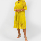 Rochie din dantelă cu mâneci și nasturi pe față