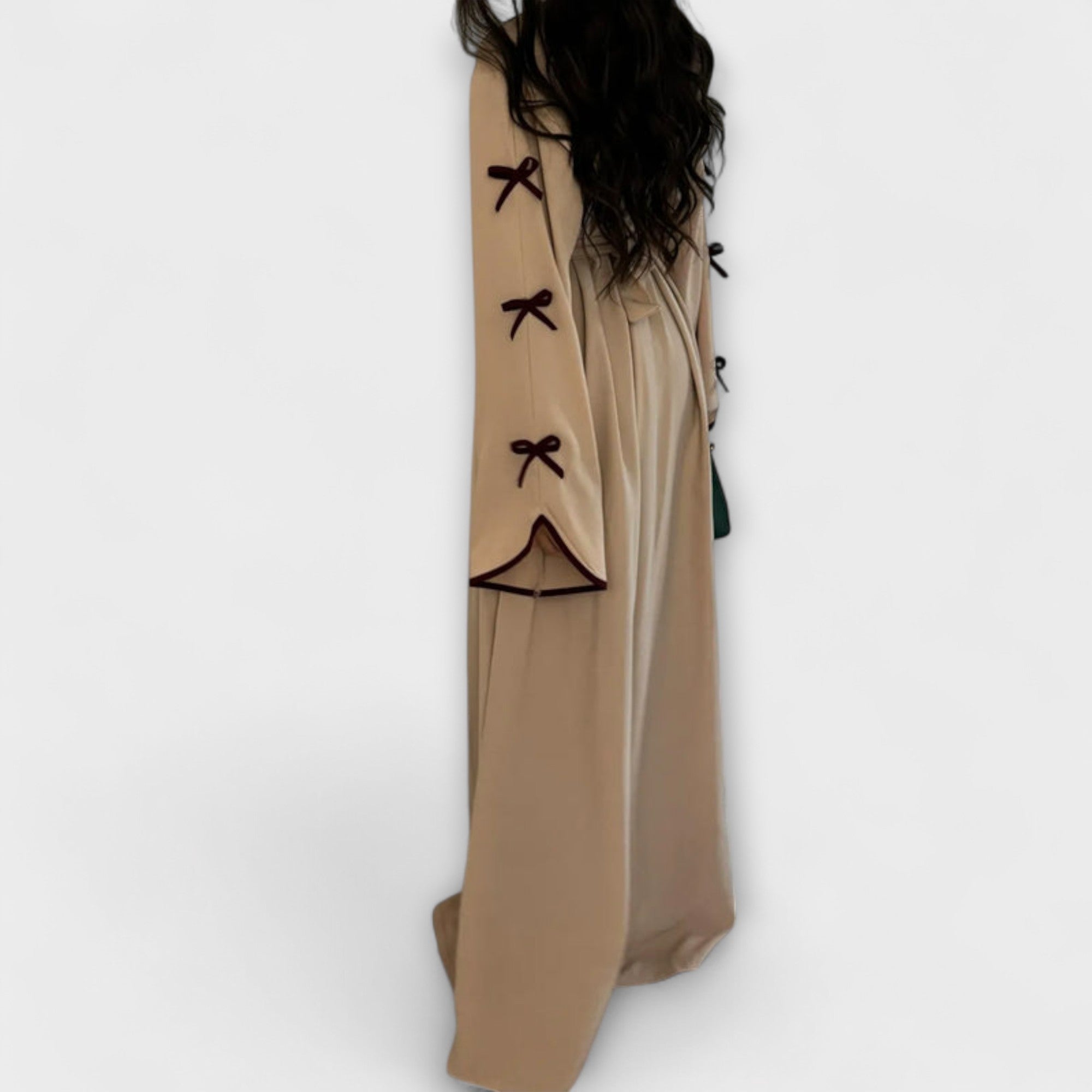 Cardigan stilat și combinație de rochie cu decoratiuni în dungi