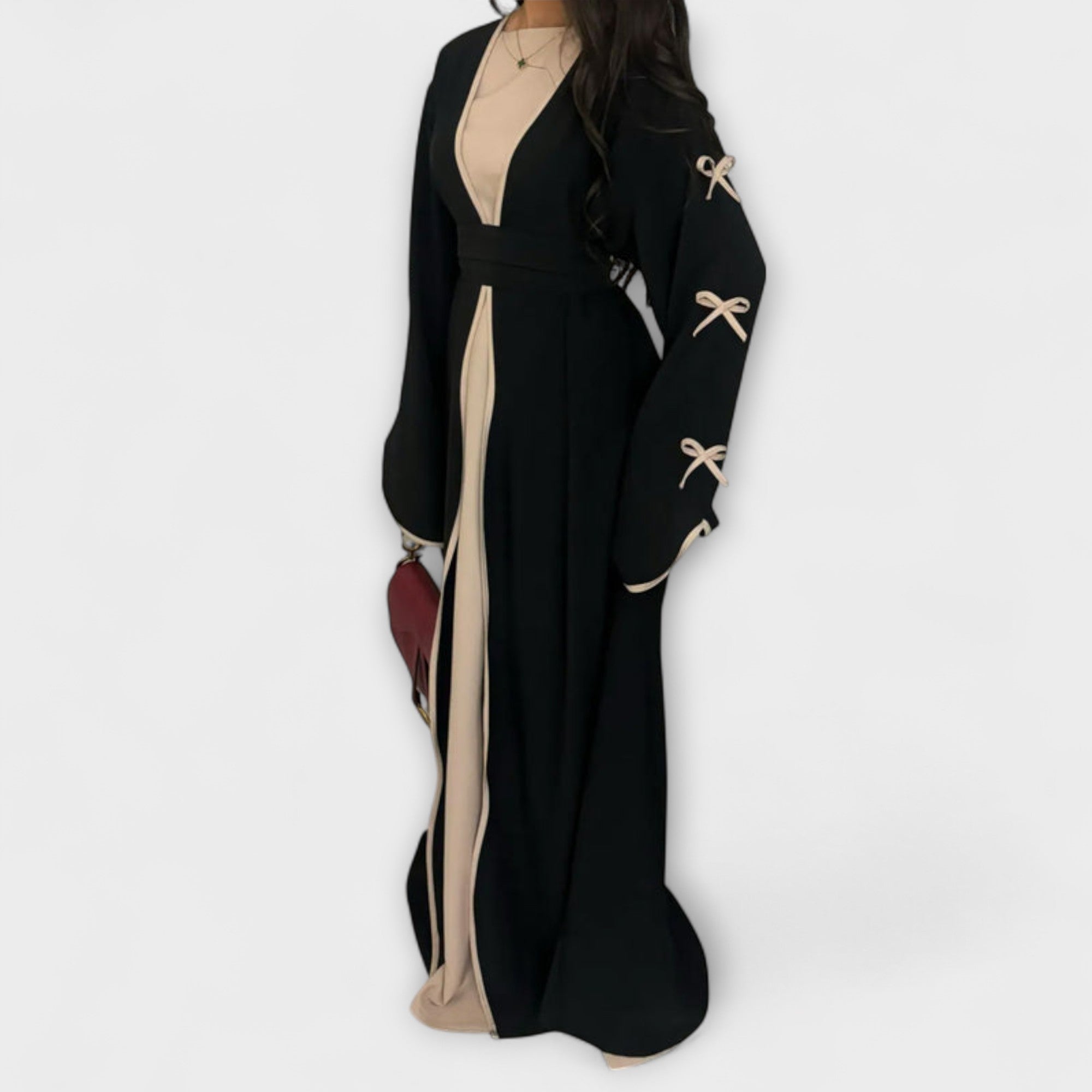 Cardigan stilat și combinație de rochie cu decoratiuni în dungi