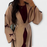 Cardigan stilat și combinație de rochie cu decoratiuni în dungi