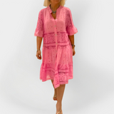 Rochie din dantelă cu mâneci și nasturi pe față