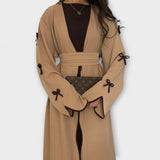 Cardigan stilat și combinație de rochie cu decoratiuni în dungi