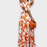 Rochie care evidențiază silueta, realizată dintr-un material luxos